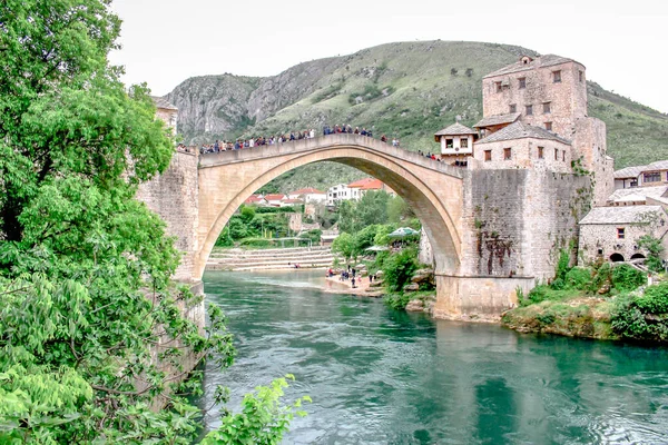 Vue Angle Bas Beau Pont Construit Dessus Eau Mostar Bosnie — Photo