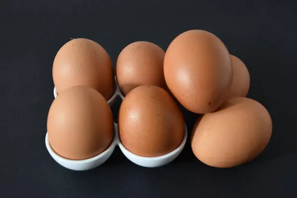 暗灰色の背景に茶色の鶏の卵のクローズアップ — ストック写真