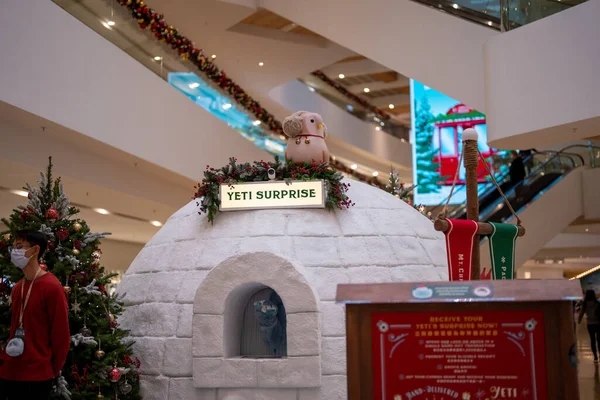 Egy Fiatal Fiú Álarcban Áll Karácsonyi Díszek Előtt Egy Bevásárlóközpontban — Stock Fotó
