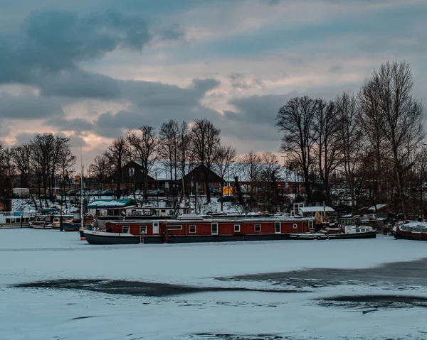 Barco Atrapado Lago Congelado Berlín Alemania Invierno — Foto de Stock