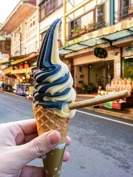 Крупный План Мужчины Держащего Мороженое Руках Тайване — стоковое фото