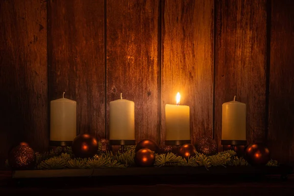 在木墙边点着四支蜡烛的女修道院花朵布置的宁静的风景 — 图库照片