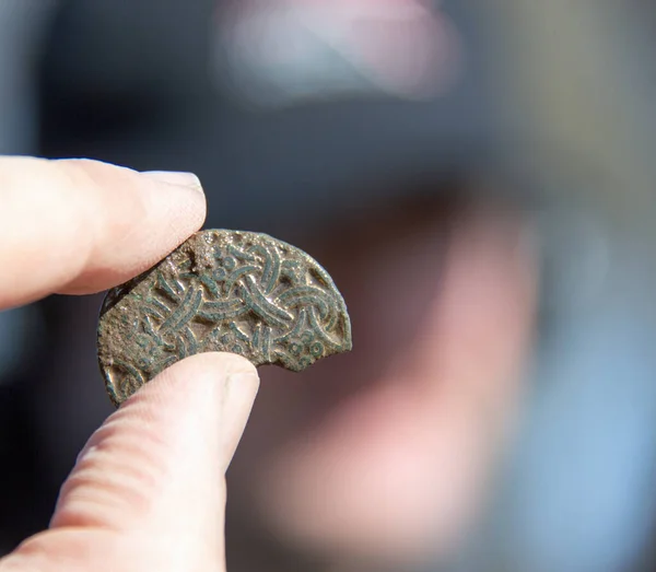 Tiro Close Broche Viking Age Fragmentado Bronze Com Incrustações Ouro — Fotografia de Stock