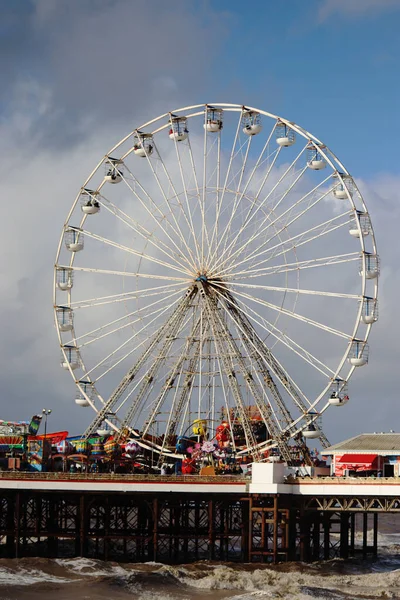 Vertical Shot Ferris Wheel Park Cloudy Sky Background — Stock Photo, Image