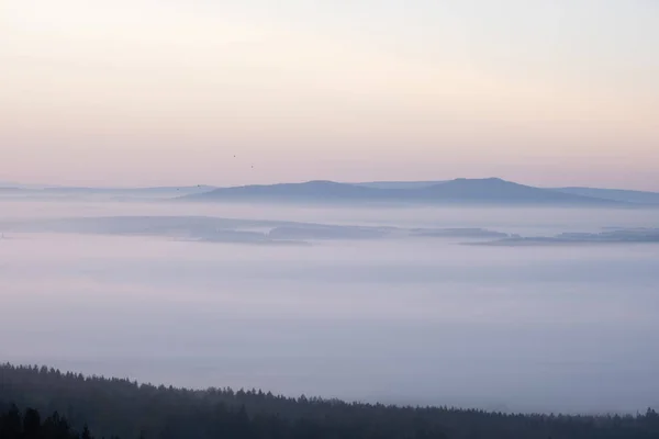 日の出の雲の上の山 — ストック写真