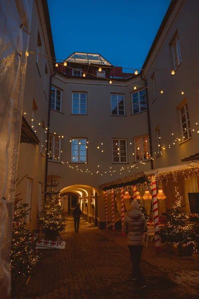 Una Vista Vertical Pueblo Con Hermosas Decoraciones Navideñas Gente Caminando — Foto de Stock