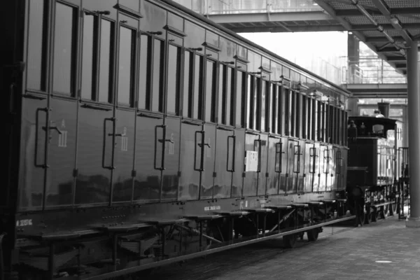 オランダのユトレヒトで古い列車のグレースケールショット — ストック写真