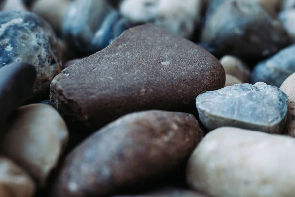 Close Grande Pedra Grunge Uma Pequena Pedras Seixos — Fotografia de Stock