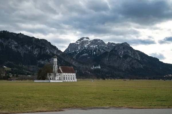 ドイツの山を背景にフィールドに配置された聖コロンビア教会 — ストック写真