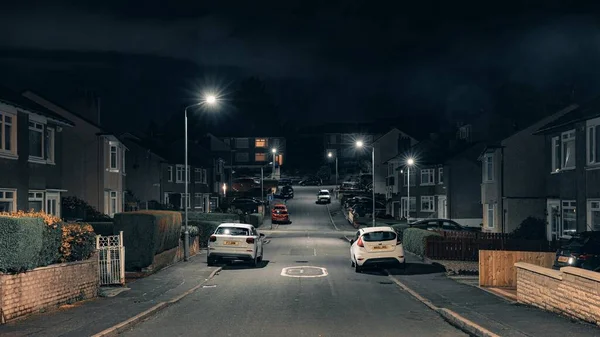 Ночной Вид Улицу Британского Пригорода Окружённую Машинами Зданиями Ночью — стоковое фото