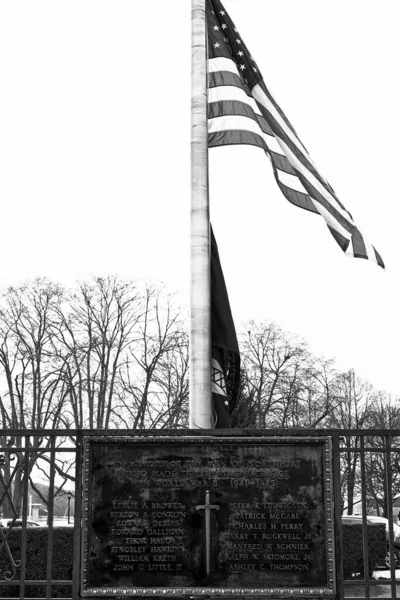 Gråskala Bild Monument Över Soldater Deltog Andra Världskriget — Stockfoto