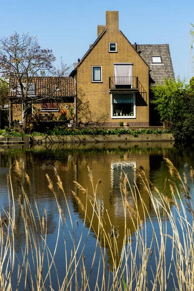 Vecchio Edificio Con Riflessione Sull Acqua — Foto Stock