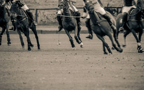 Atlı Adamların Orta Kısımları Kirtlington Polo Kulübünde Top Kovalayan Bir — Stok fotoğraf