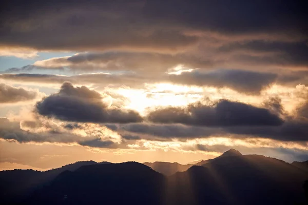 Die Schöne Wolkenlandschaft Bei Sonnenuntergang Über Den Hügeln — Stockfoto