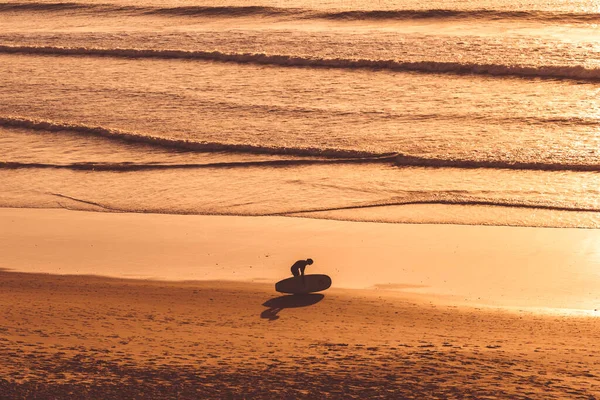 Ein Surfer Strand Mit Einem Surfbrett — Stockfoto