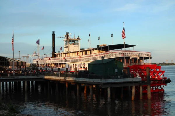 観光客の列ミシシッピ川のスティームボート ナチェズ ニューオーリンズ — ストック写真