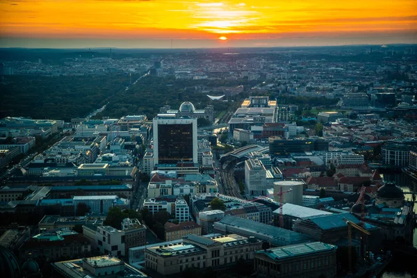 ベルリンの街並みを撮影した空中ドローンで ドイツの日没時にモダンな建物があります — ストック写真
