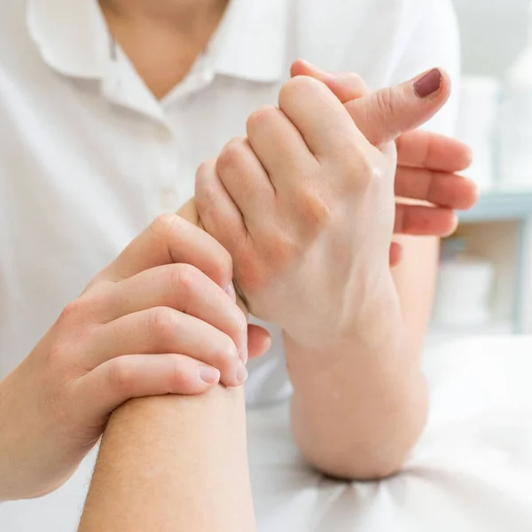 Close Fisioterapia Mão Exercícios Mão Fisioterapeuta Ajudando Paciente Com Osteoporose — Fotografia de Stock