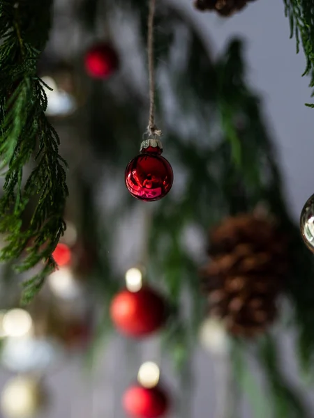 Tiro Vertical Una Bola Navidad Colgando Árbol Decorado —  Fotos de Stock