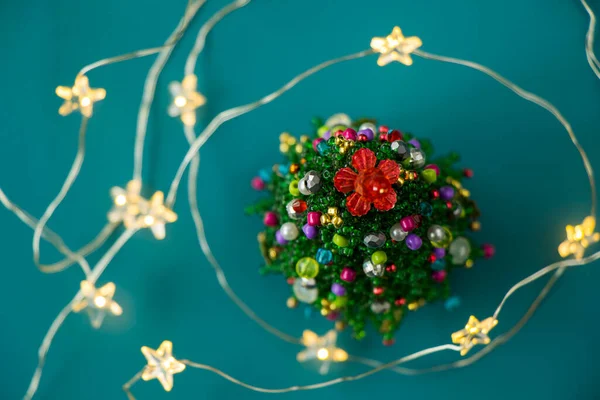 Överblick Över Julgran Gjord Gröna Och Färgglada Pärlor Med Stjärnljus — Stockfoto