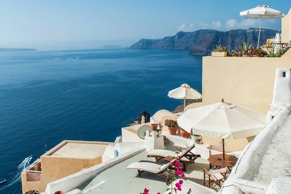 Eine Landschaftliche Aufnahme Von Hotelgebäuden Vor Der Ägäis Santorin Griechenland — Stockfoto