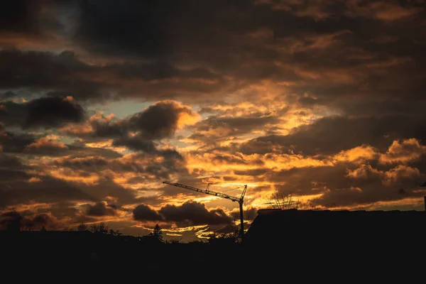 Ein Baukran Unter Dem Wolkenverhangenen Abendhimmel — Stockfoto