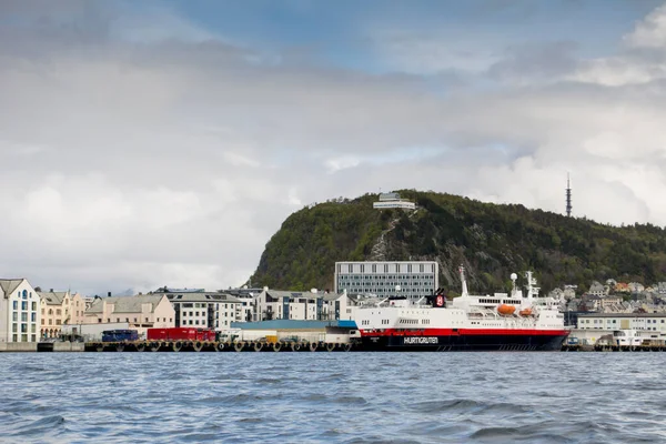 Alesund Norwegia Maj 2015 Łódź Pasażerska Hurtigruten Vesteralen Zacumowana Porcie — Zdjęcie stockowe