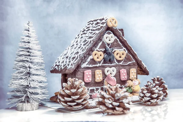 Ein Dekorativer Weihnachtsbaum Neben Eicheln Und Einem Lebkuchenhaus Auf Einer — Stockfoto