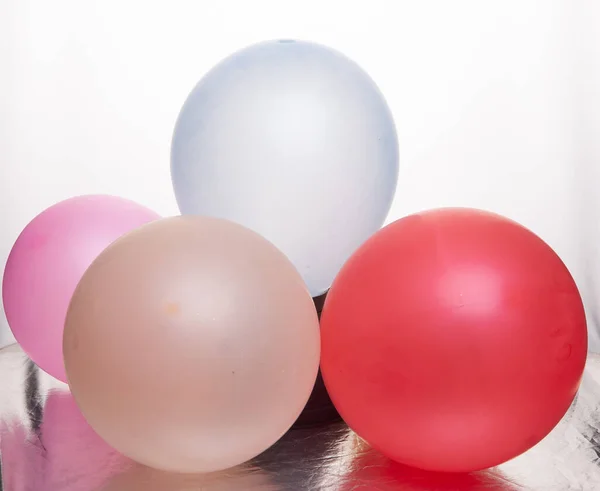 Eine Nahaufnahme Der Bunten Luftballons Auf Weißem Hintergrund — Stockfoto