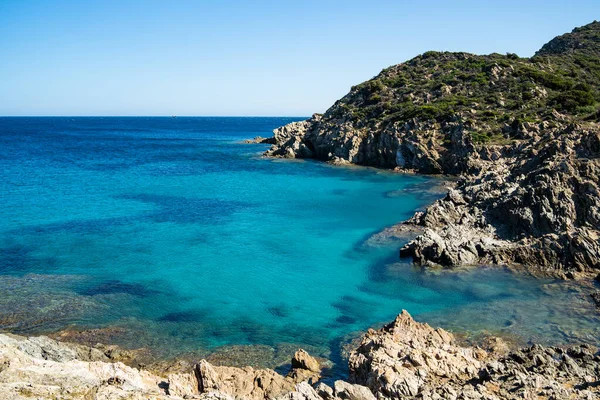 サルデーニャ島の緑の丘や岩に囲まれた美しい海の空中ショット — ストック写真