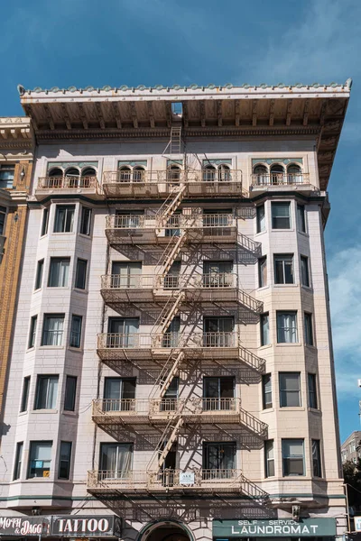 Здание Сан Франциско Внешней Лестницей — стоковое фото