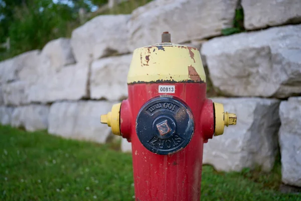 Taştan Bir Duvarın Önündeki Kırmızı Yangın Musluğunun Yakın Çekimi — Stok fotoğraf
