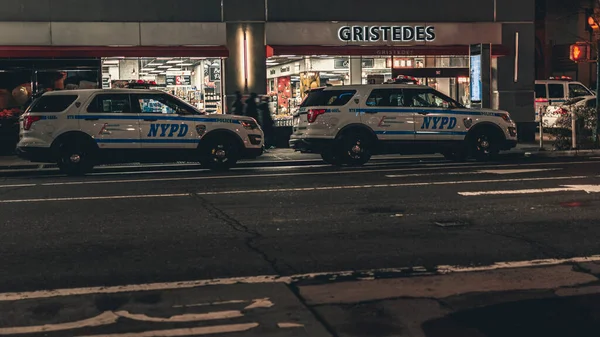 Due Auto Della Polizia New York Parcheggiate Fuori Supermercato Notte — Foto Stock