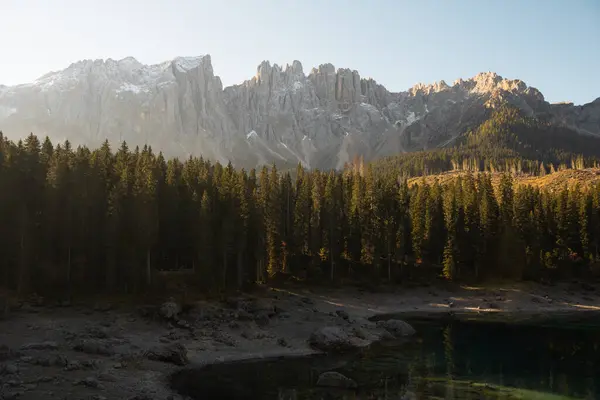 Uma Vista Panorâmica Lago Carezza Contra Florestas Verdes Com Fundo — Fotografia de Stock