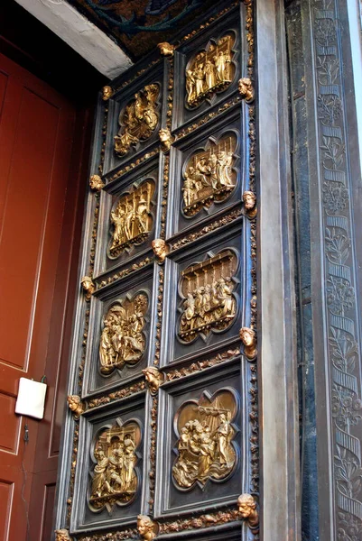 Una Entrada Histórica Catedral Florencia Toscana Italia Día Soleado — Foto de Stock