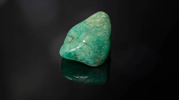 Gros Plan Morceau Pierre Précieuse Amazonite Sur Une Surface Noire — Photo