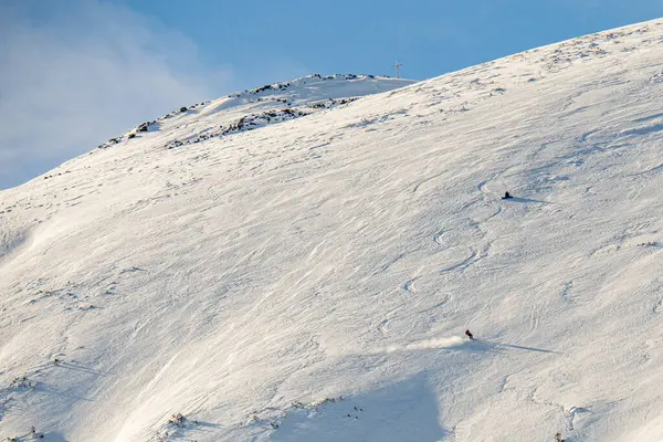 Ein Kühler Blick Auf Einen Schneebedeckten Berg Unter Klarem Blauen — Stockfoto