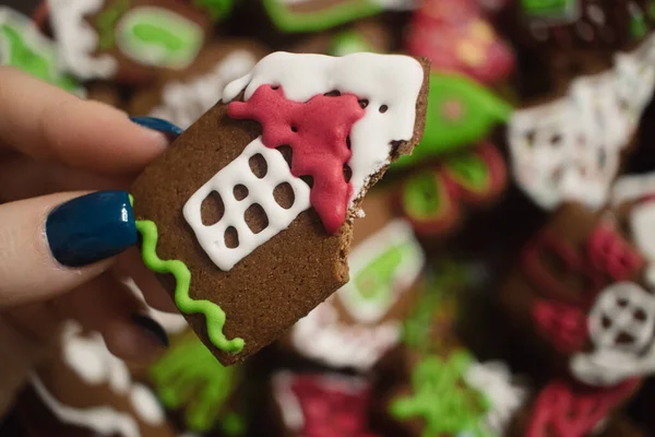 Крупный План Домашнего Вкусного Шоколадного Печенья Рождество Женской Руке — стоковое фото