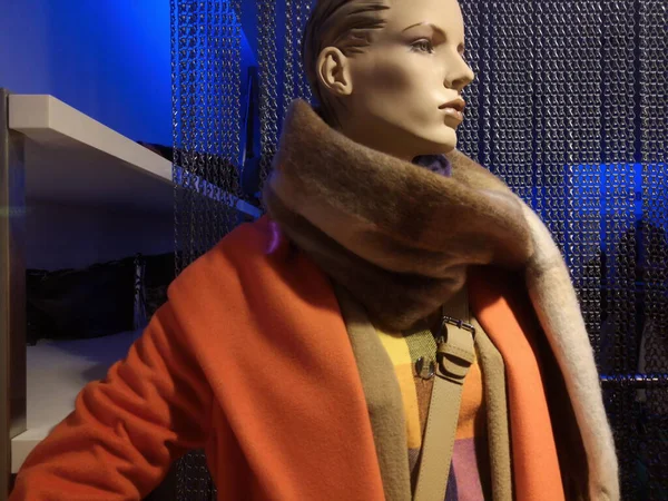 Maniquí Con Abrigo Invierno Naranja Una Bufanda — Foto de Stock