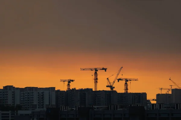 Singapur Günbatımı Gökyüzüne Karşı Inşaat Vinçlerinin Silueti — Stok fotoğraf