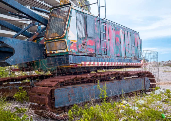 Una Vista Una Vieja Grúa Oxidada Sitio Construcción Montenegro — Foto de Stock