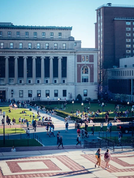 位于纽约哥伦比亚大学的一个阳光灿烂的日子的垂直镜头 — 图库照片