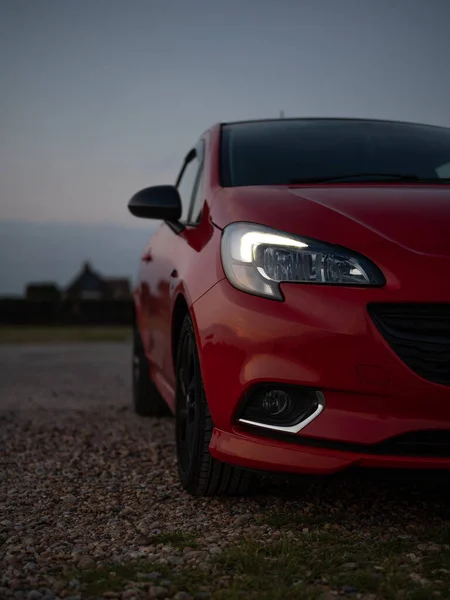 Una Toma Vertical Hermoso Coche Rojo Moderno Estacionado Aire Libre —  Fotos de Stock