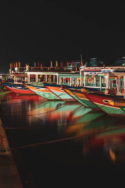 Tiro Vertical Uma Fileira Barcos Coloridos Noite — Fotografia de Stock