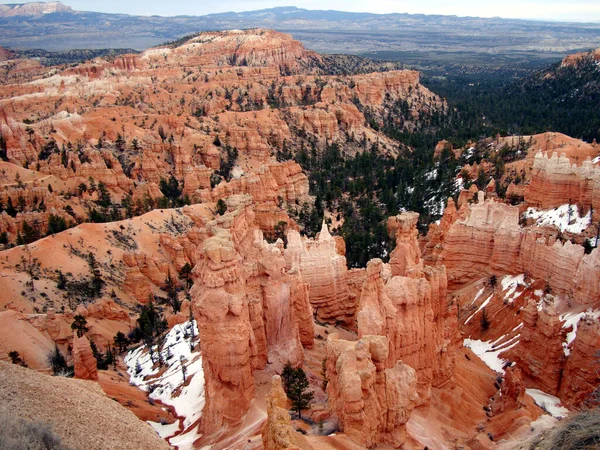 Een Schilderachtig Uitzicht Rotsachtige Bergen Bedekt Met Groene Pijnbomen Bryce — Stockfoto