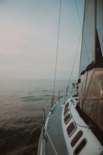 波状の海を航海する船の垂直ショット — ストック写真