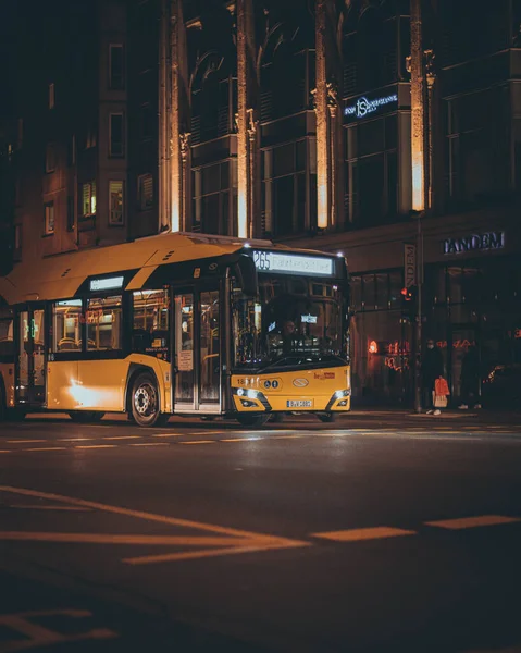 Modern Buss Gata Berlin Tyskland Natten — Stockfoto