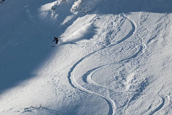 Een Schilderachtig Uitzicht Een Persoon Skiën Naar Beneden Berg — Stockfoto