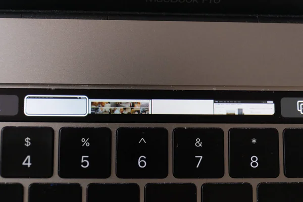 Widok Góry Zakładki Otwarte Safari Pokazując Pasku Dotykowym Laptopa Macbook — Zdjęcie stockowe