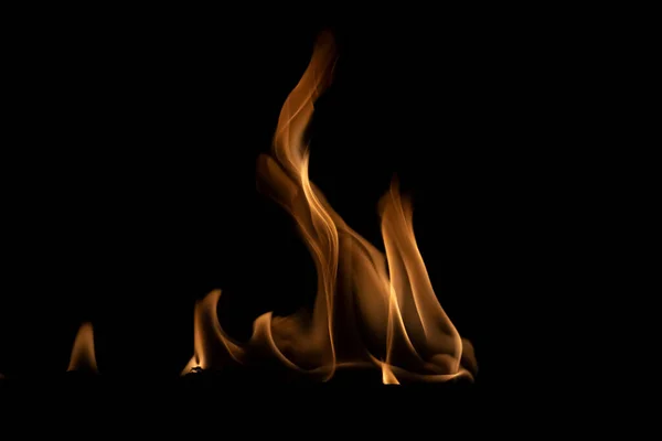 Egy Közeli Felvétel Egy Égő Tűzről Amit Fekete Alapon Izoláltak — Stock Fotó